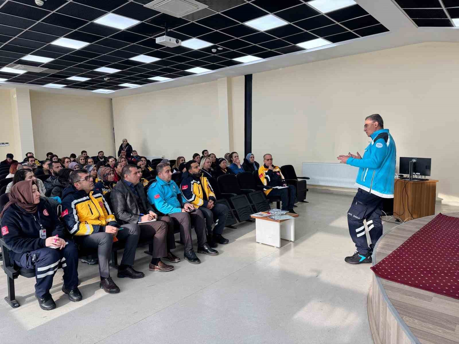 Sağlık &ccedil;alışanları yoğun kar yağışında sahada g&ouml;rev başında
