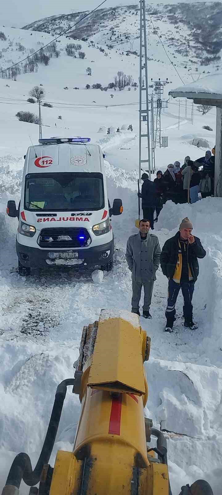 Bitlis&rsquo;te karla m&uuml;cadele gece g&uuml;nd&uuml;z devam ediyor
