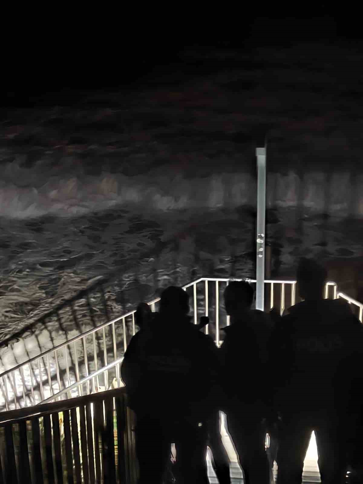 Fırtına, iskelede &ccedil;alışan iş&ccedil;ileri denize d&uuml;ş&uuml;rd&uuml;: 1 &ouml;l&uuml;, 2 yaralı
