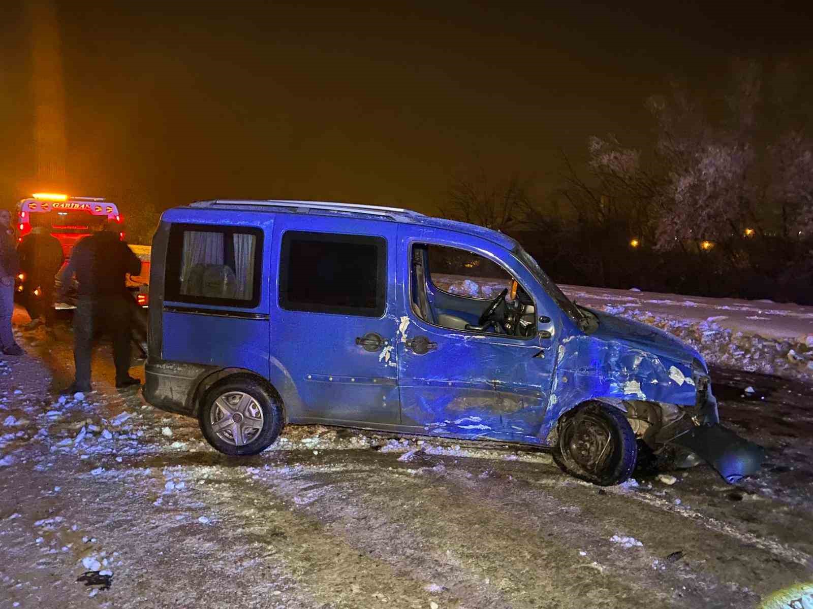 Hafif ticari ara&ccedil;, direğe &ccedil;arpıp karşı şeride ge&ccedil;ti: 4 yaralı
