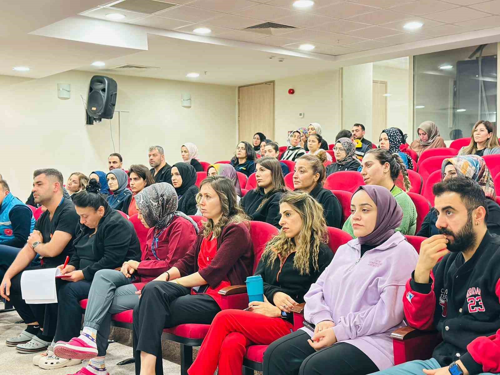 Siirt&rsquo;te sağlık personeline verem eğitimi verildi
