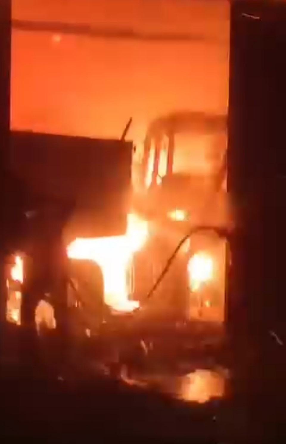 Garajda &ccedil;ıkan yangında trakt&ouml;r kullanılamaz hale geldi
