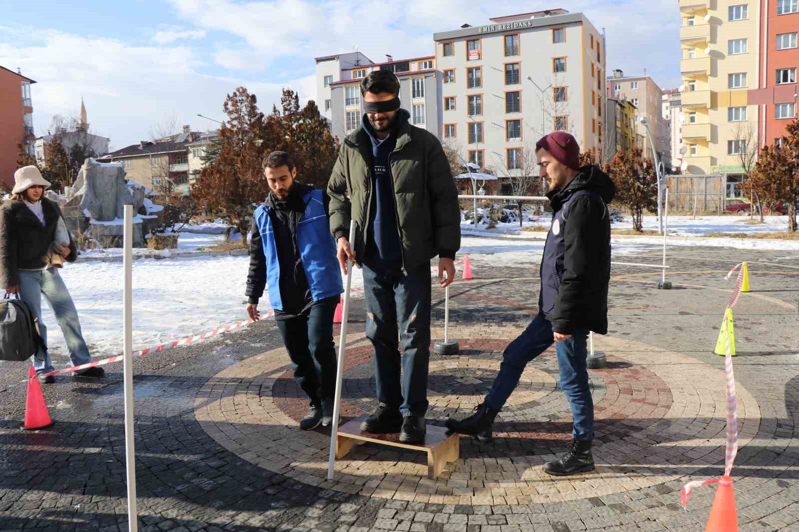 Beyaz bastonlarla engelleri aşmaya &ccedil;alıştılar
