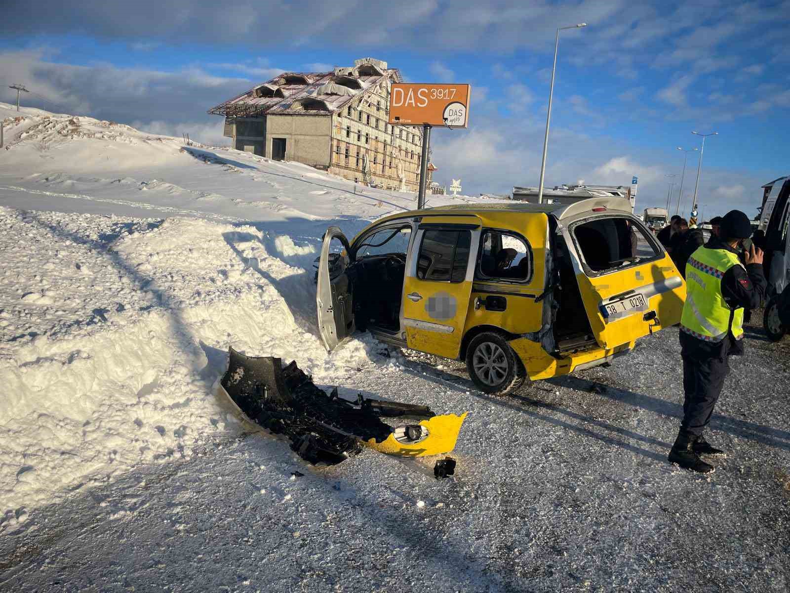 Taksiyle yolcu minib&uuml;s&uuml; &ccedil;arpıştı: 16 yaralı
