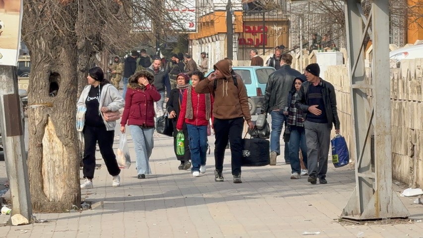 Halep&rsquo;te siviller bombaların altında tahliye ediliyor
