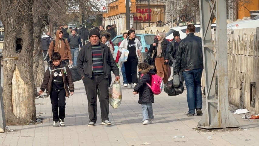 Halep&rsquo;te siviller bombaların altında tahliye ediliyor