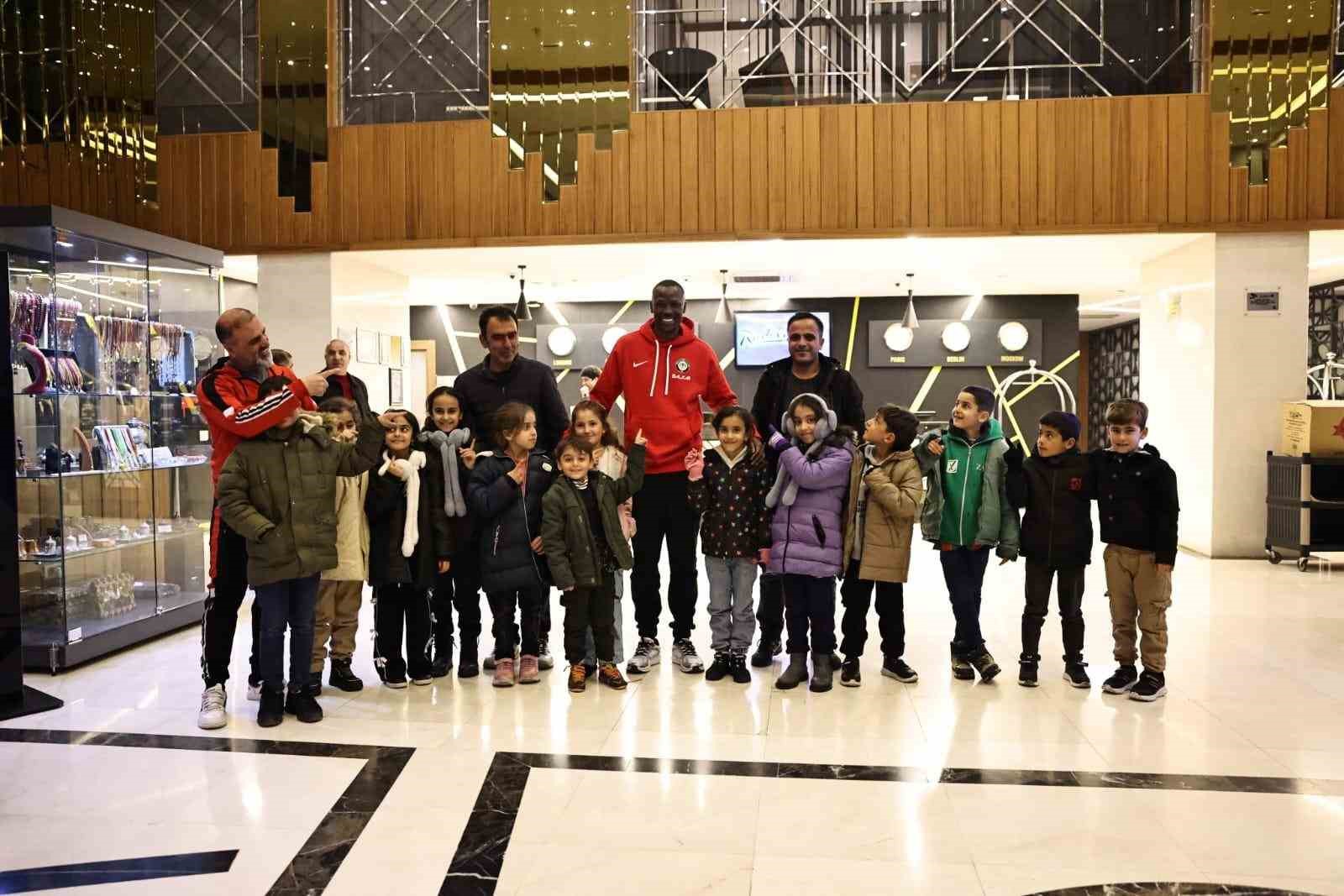 Senegalli futbolcu Mame Thiam, Dicle&rsquo;de yenilettiği k&ouml;y okulunun &ouml;ğrencileriyle buluştu
