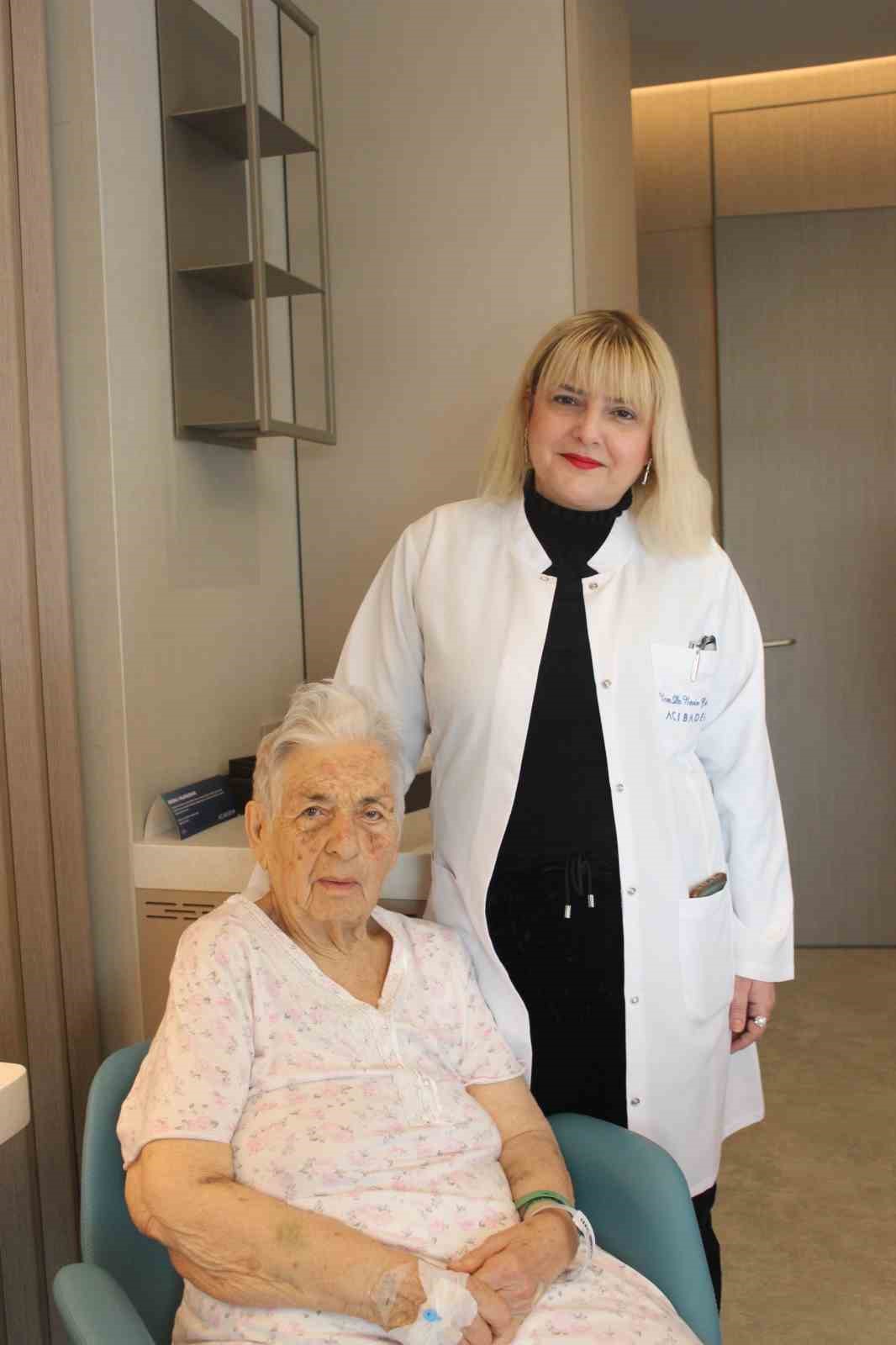 İnme ge&ccedil;iren 93 yaşındaki hasta akut tedaviyle ayağa kalktı
