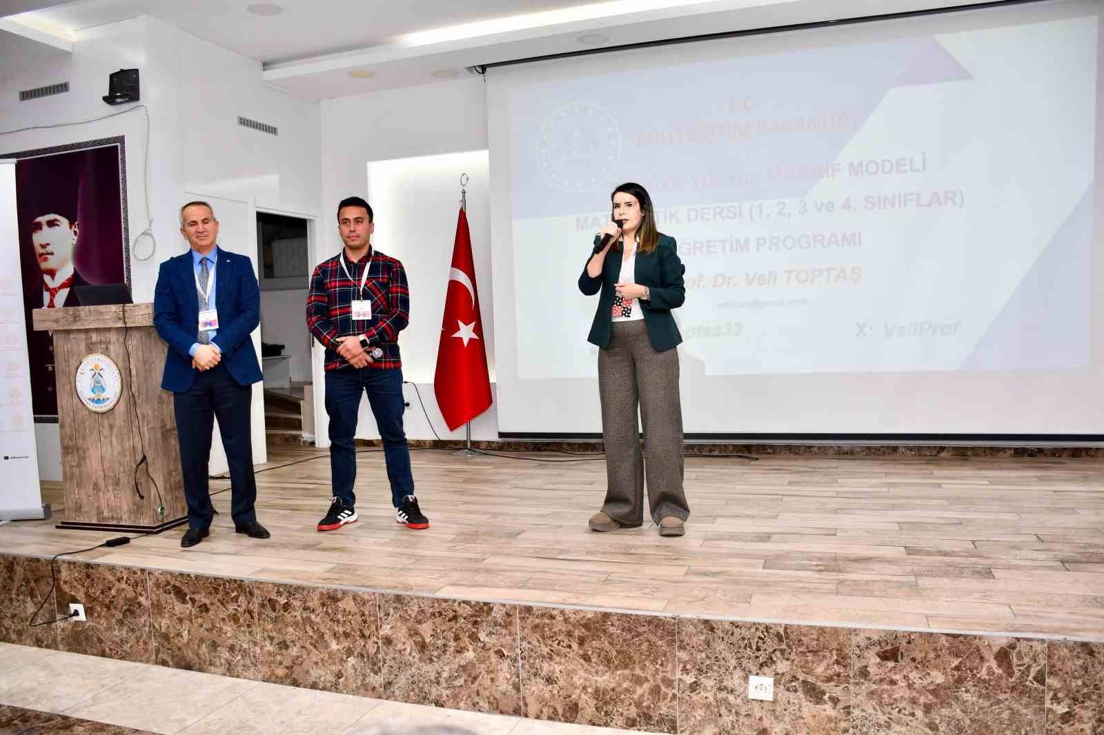 Sınıf &ouml;ğretmenlerine T&uuml;rkiye Y&uuml;zyılı maarif modeli anlatıldı
