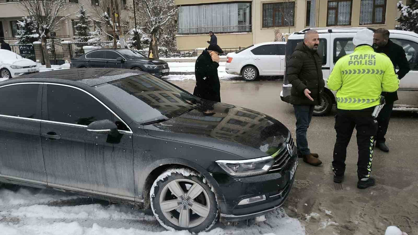 Van&rsquo;da DEM Partili belediye başkanının resmi aracına haciz
