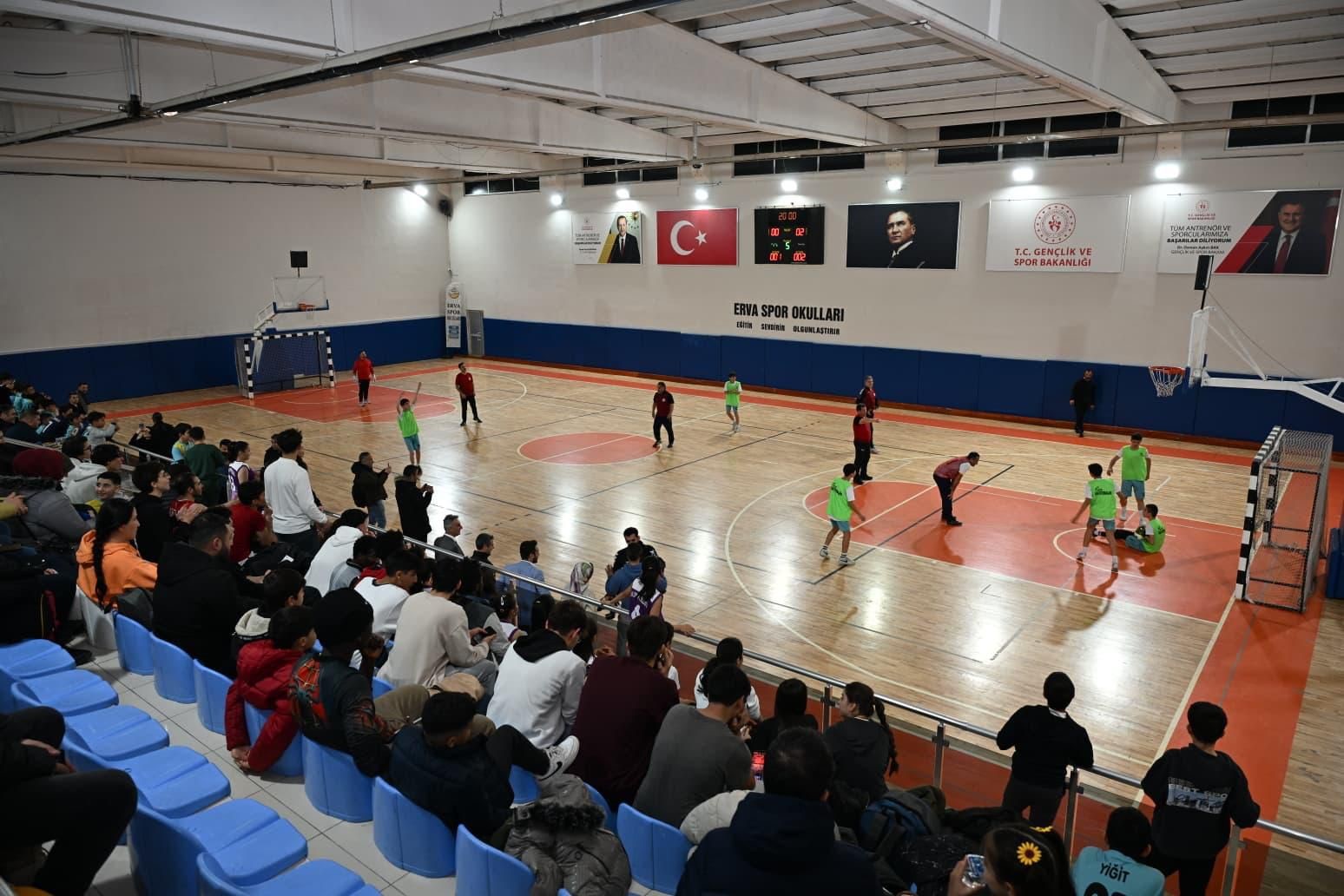 Şehir protokol&uuml; ile ERVA Sporcuları futbol ma&ccedil;ında karşı karşıya geldi
