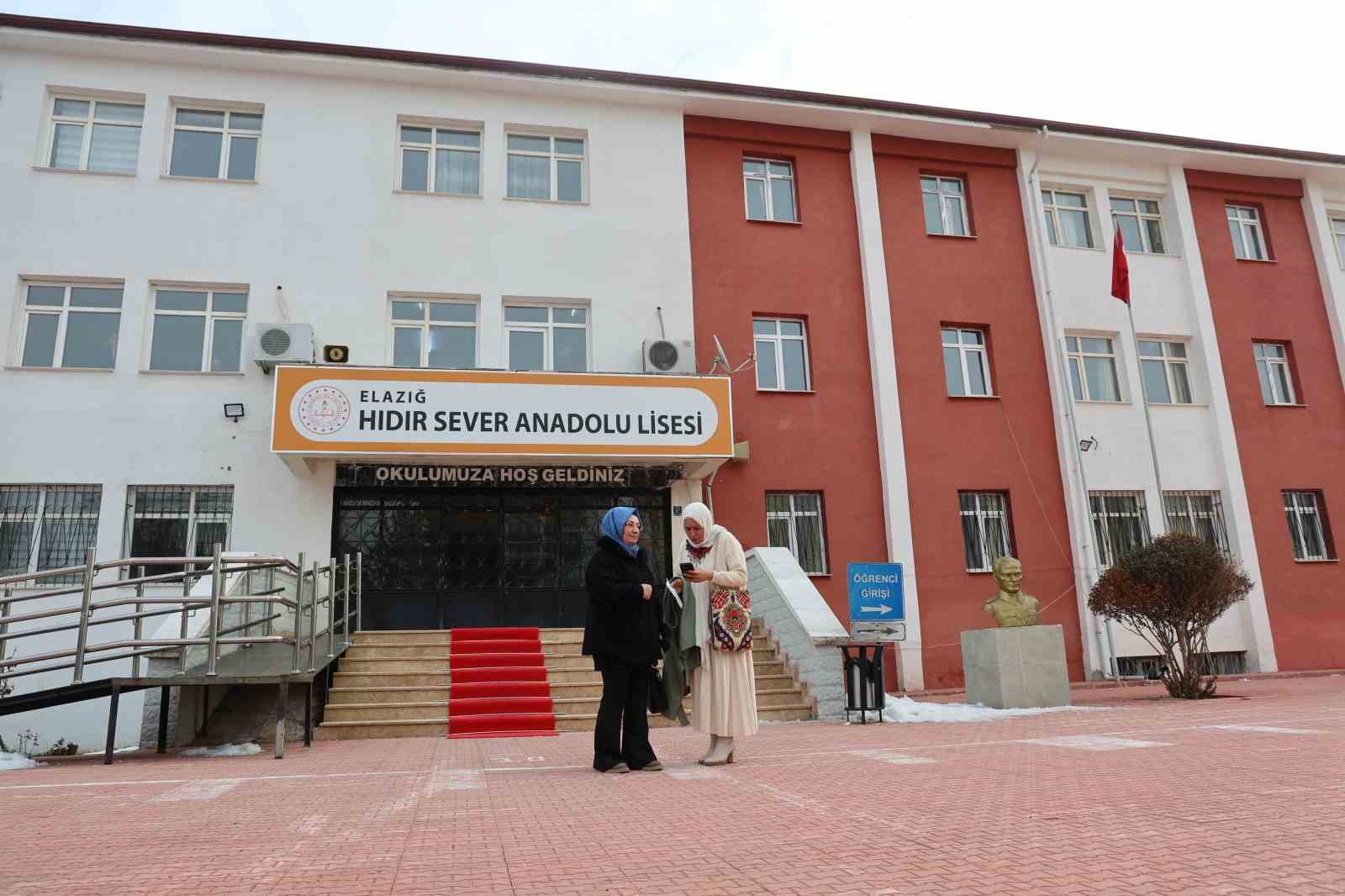 Bir okul, &uuml;&ccedil; nesil, tek karne g&uuml;n&uuml;
