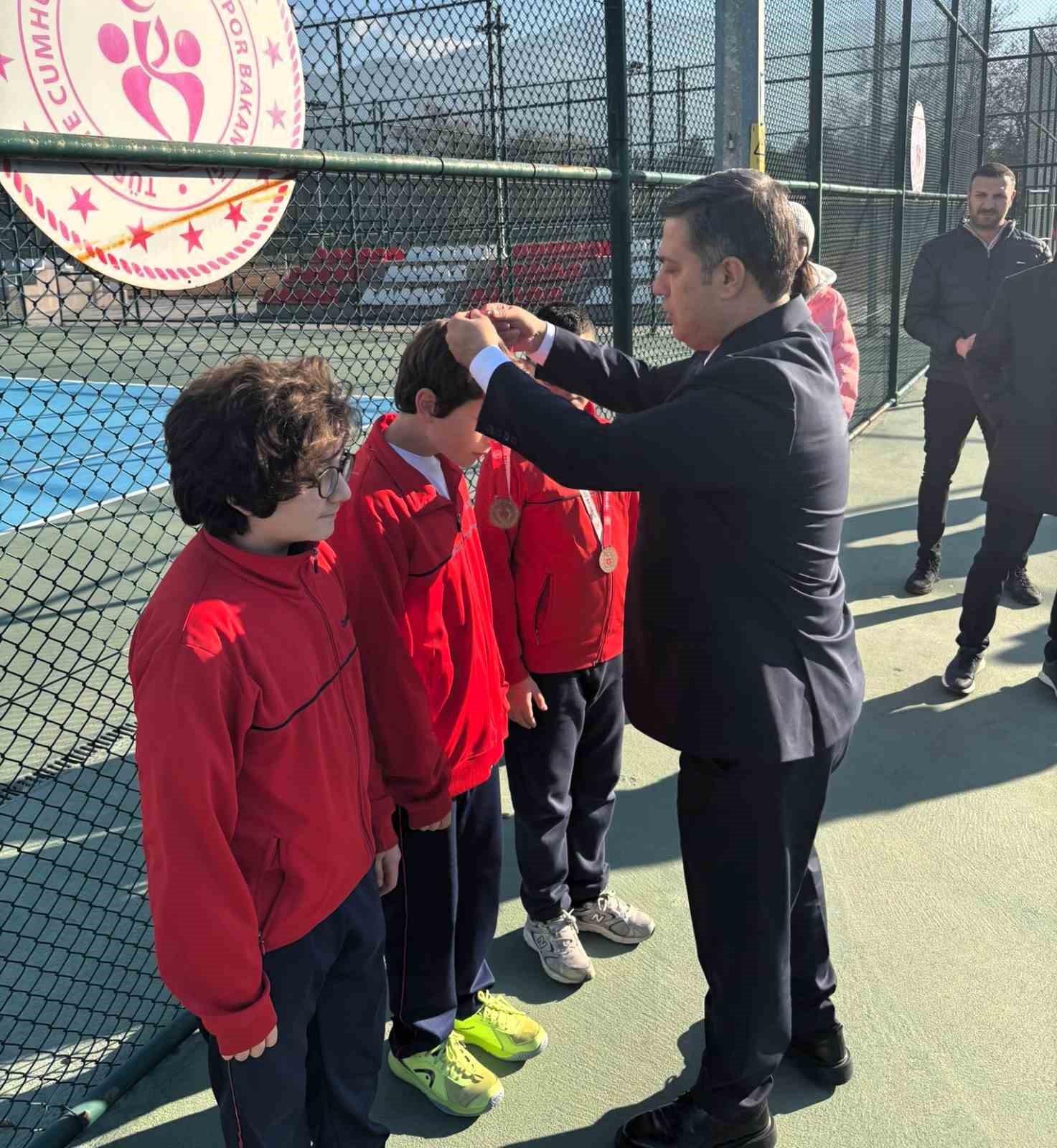 Manisa&rsquo;da gen&ccedil; sporcular tenis il birinciliği i&ccedil;in ter d&ouml;kt&uuml;
