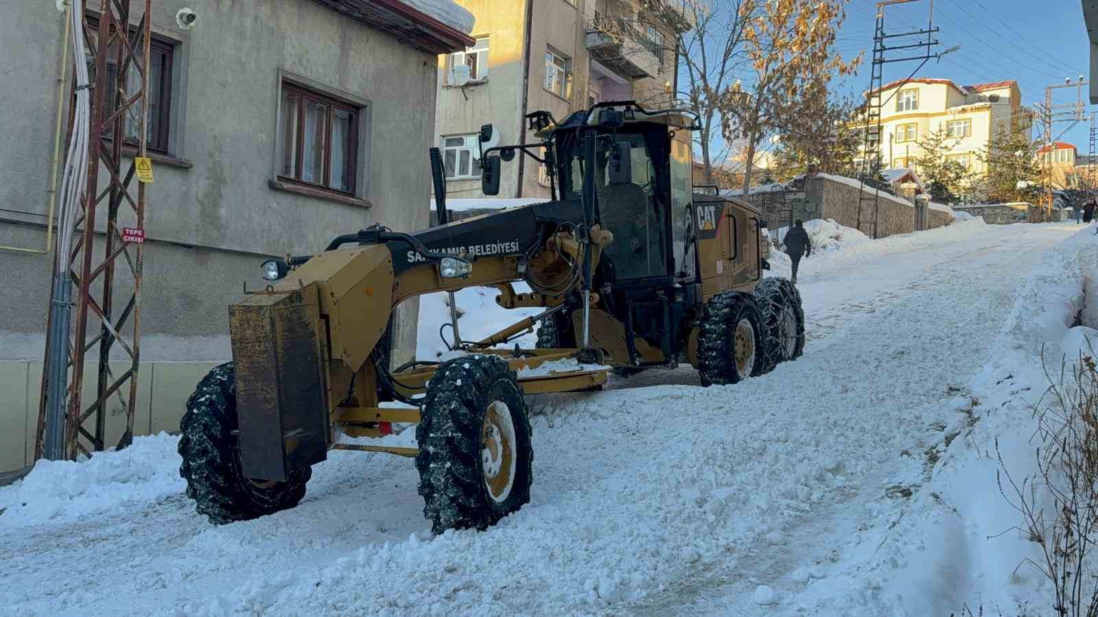 Sarıkamış&rsquo;ta kar seferberliği: İl&ccedil;e merkezinden 600 kamyon kar taşındı

