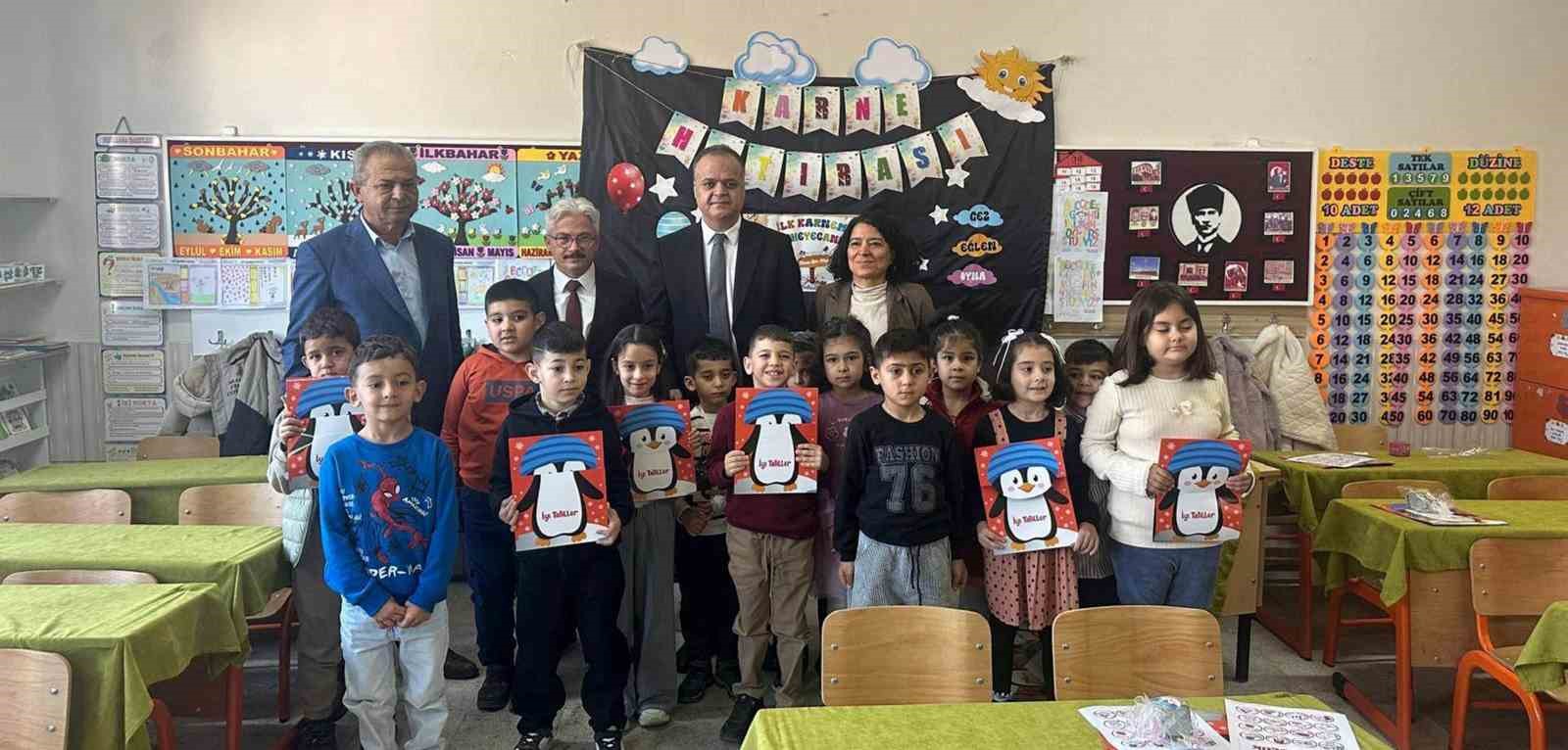 Kaymakamı &Ccedil;elikkol &ccedil;ocukların karne sevincine ortak oldu
