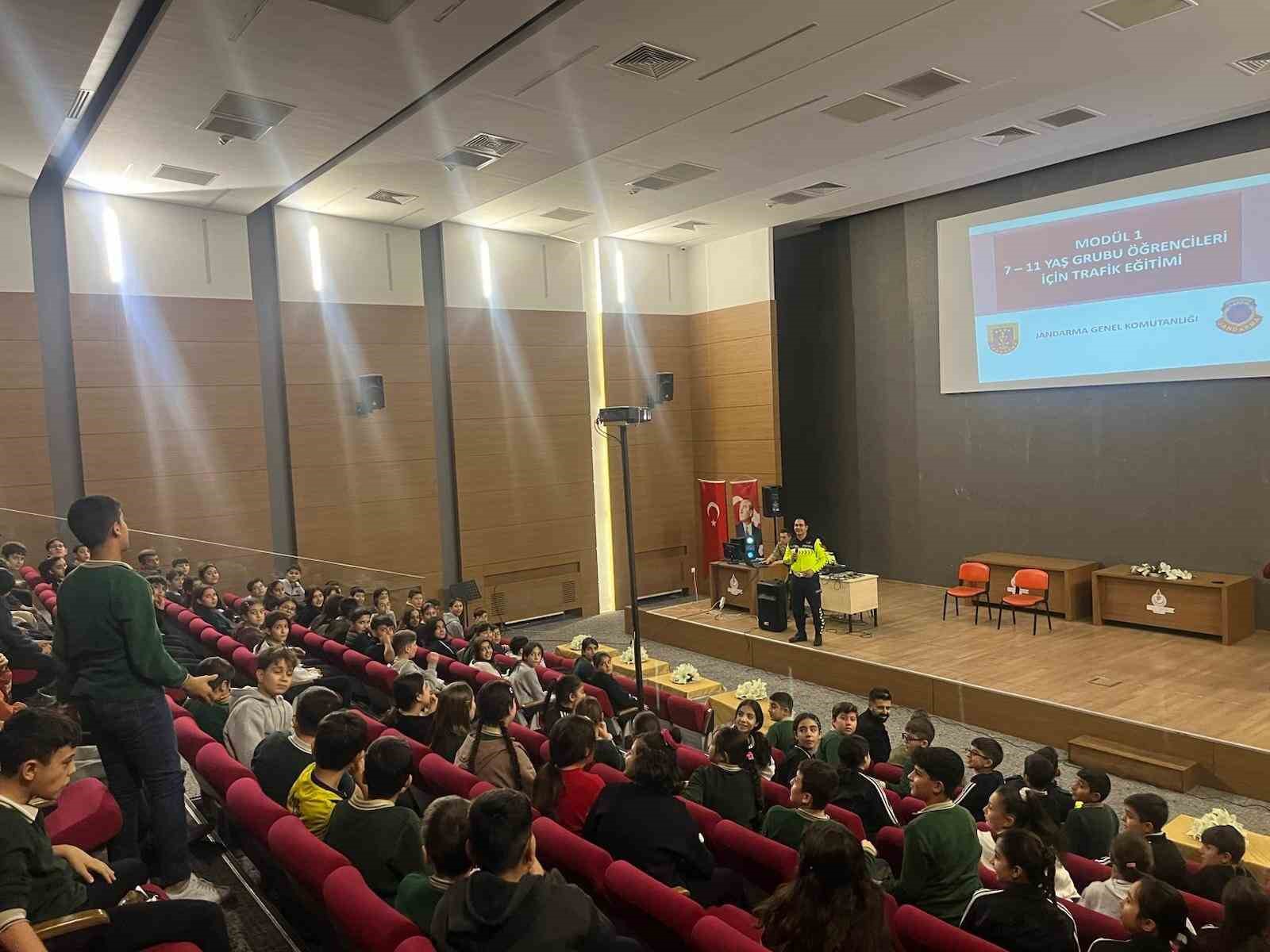 Gaziantep&rsquo;te jandarmadan 126 &ouml;ğrenciye trafik eğitimi
