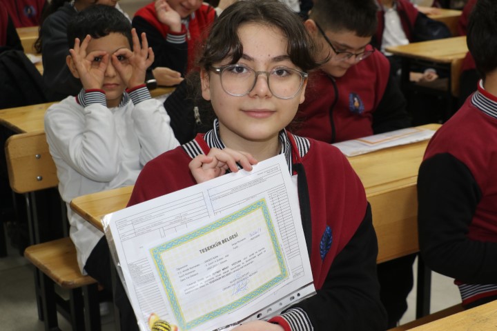 Yaklaşık 18 milyon &ouml;ğrenci karnelerini alarak yarıyıl tatiline girdi