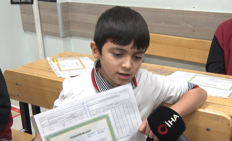 Yaklaşık 18 milyon &ouml;ğrenci karnelerini alarak yarıyıl tatiline girdi