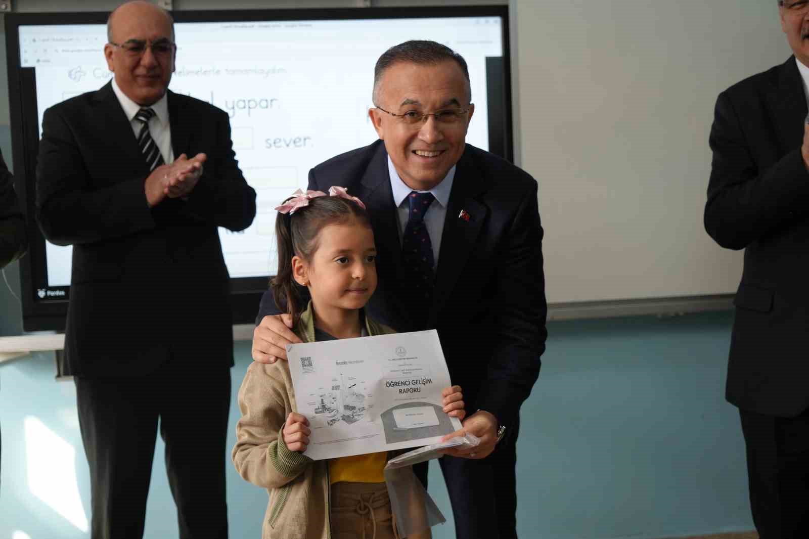 Gaziantep&rsquo;te 690 bin &ouml;ğrenci karne heyecanı yaşadı
