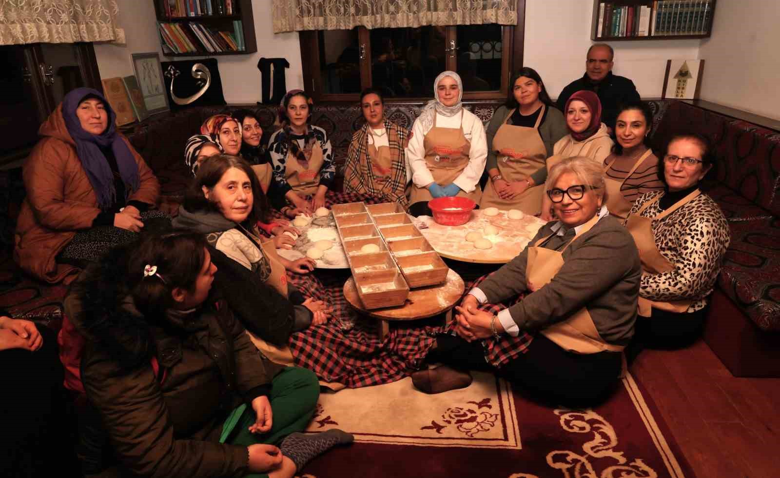 Osmangazi&rsquo;de kandil akşamında 600 yıllık &rsquo;bereket&rsquo; ekmeği pişirildi
