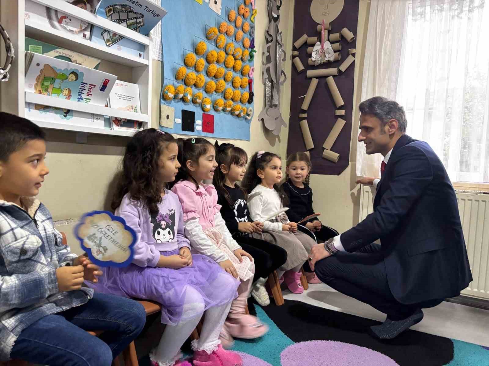 &Ccedil;aycuma&rsquo;da &ouml;ğrenciler karnelerini kaymakam Kaya&rsquo;nın elinden aldı
