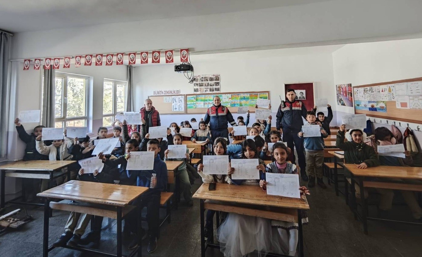 Jandarma, &ouml;ğrencilerin karne heyecanına ortak oldu
