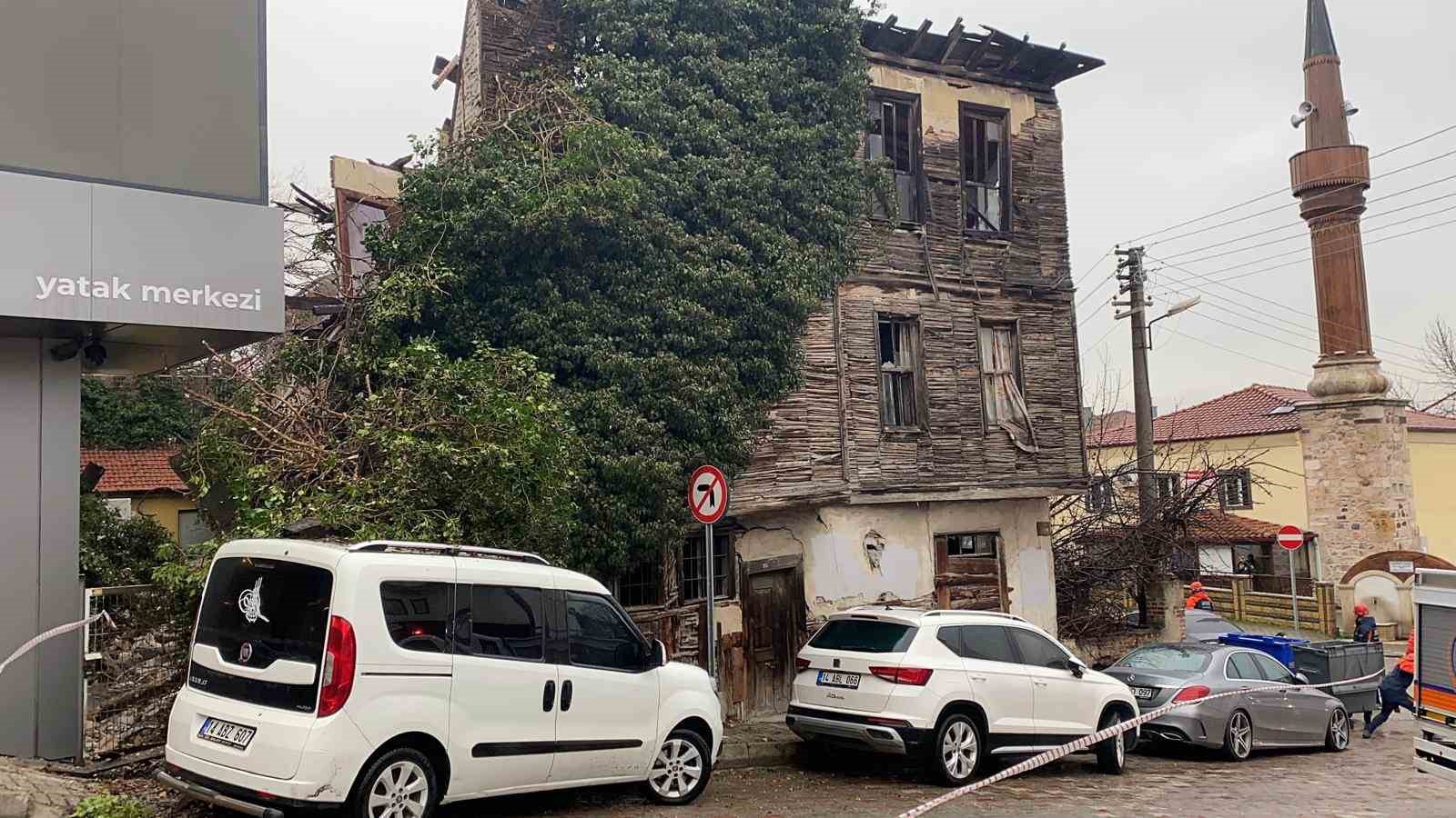 Bolu&rsquo;da metruk bina &ccedil;&ouml;kt&uuml;: Bir otomobil hasar aldı
