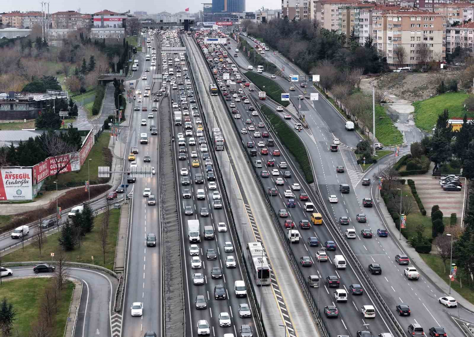 İstanbul&rsquo;da ara tatilin başlamasıyla trafik yoğunluğu y&uuml;zde 85&rsquo;e ulaştı
