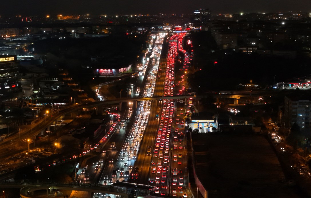 İstanbul&rsquo;da y&uuml;zde 90&rsquo;a varan trafik havadan g&ouml;r&uuml;nt&uuml;lendi