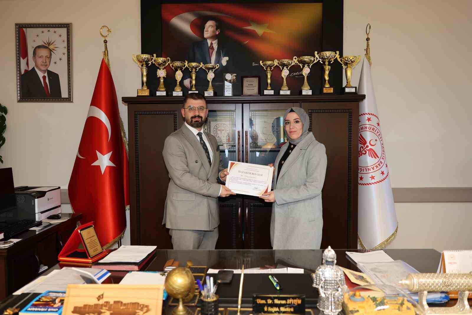 Kanser taramalarında başarı g&ouml;steren sağlık &ccedil;alışanlarına plaket verildi
