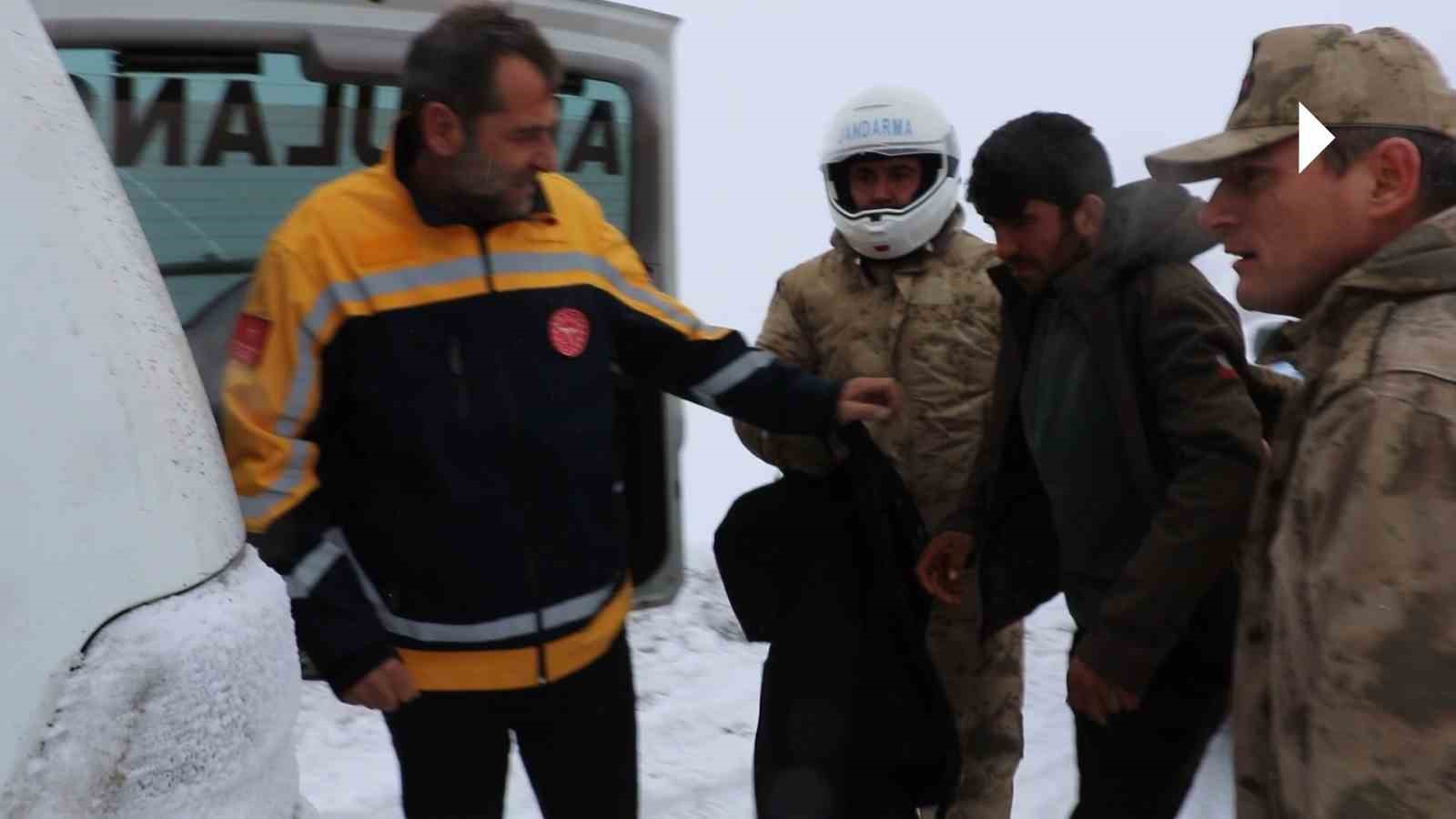 Bayburt&rsquo;ta kar ve tipi nedeniyle hastaneye gidemeyen vatandaşa jandarma yetişti
