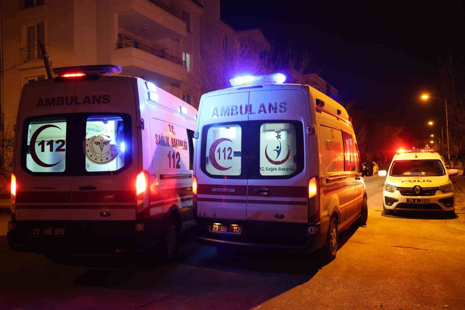 Kombi bacası yerinden &ccedil;ıktı: 8 kişi doğal gazdan zehirlendi
