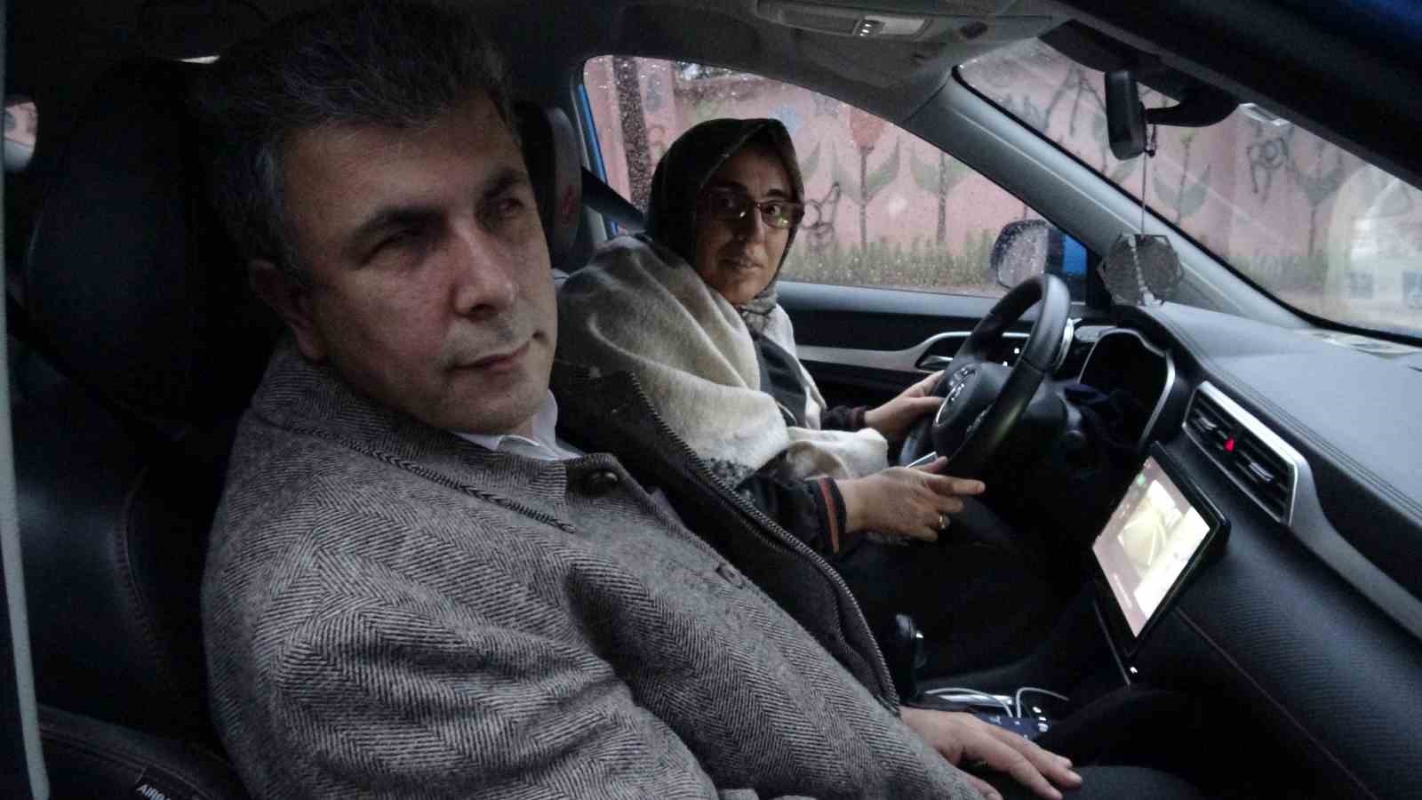 Hayatını g&ouml;rme engelli eşine adadı
