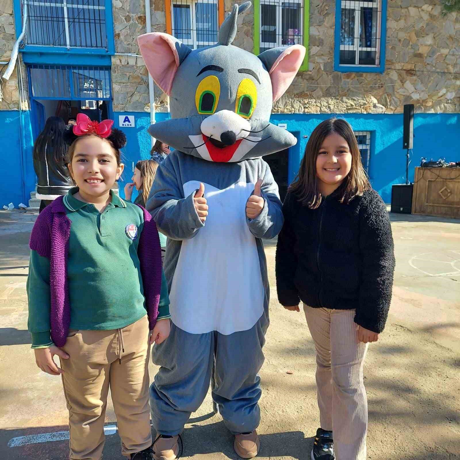 Bayındır&rsquo;da karne şenliği: Okul bah&ccedil;esi masal diyarına d&ouml;nd&uuml;
