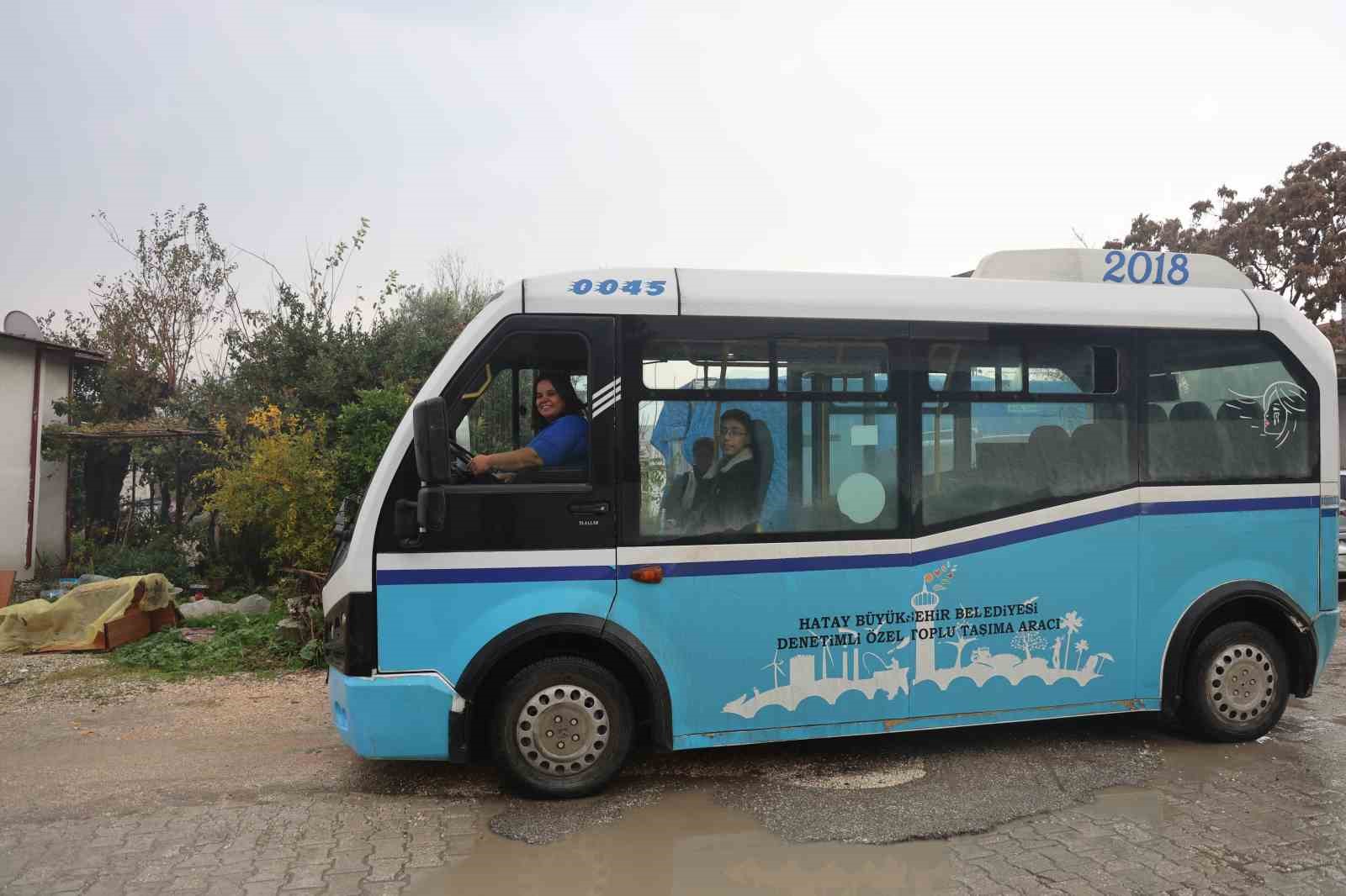Dolmuş&ccedil;u Zeynep, direksiyon sallayarak ekmek parasını kazanıyor

