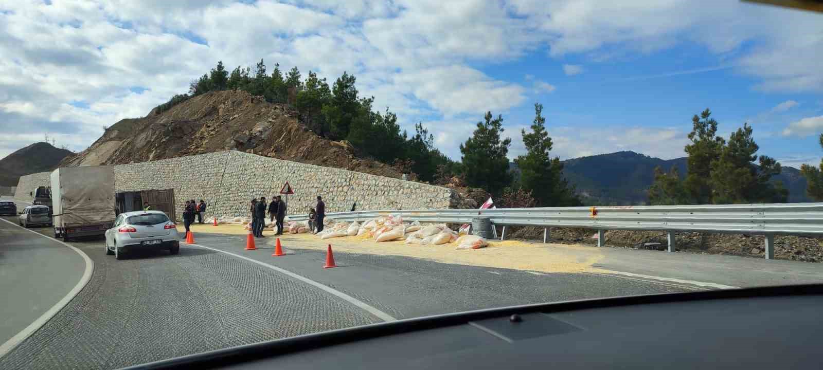 Karayolunda yem y&uuml;kl&uuml; tır devrildi: 2 yaralı
