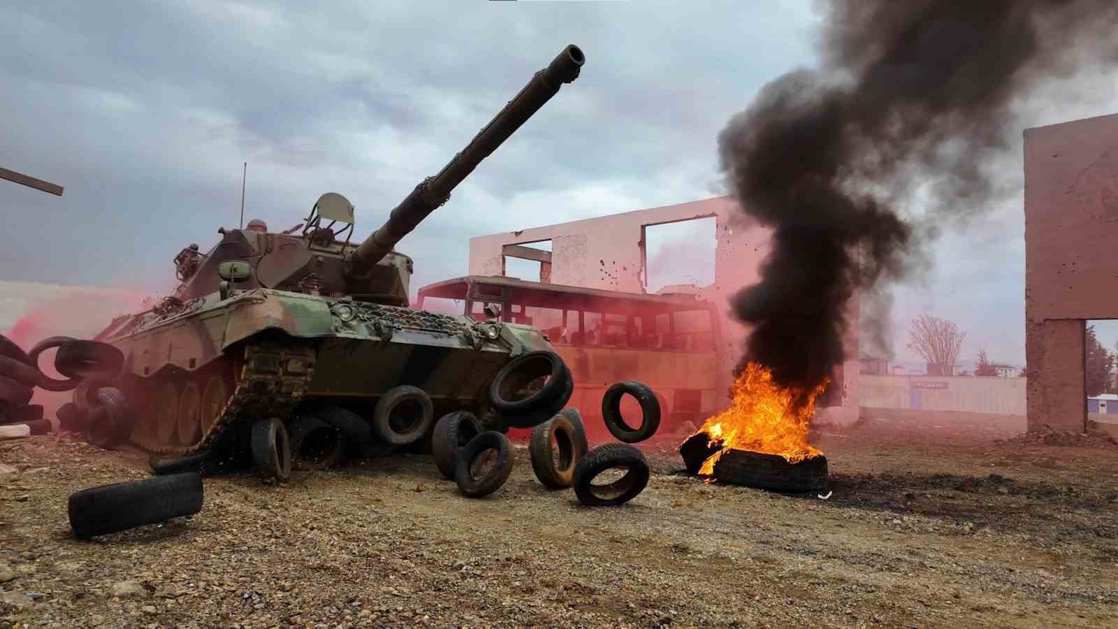 Vatan savunmasının kahramanları zorlu eğitimlerden ge&ccedil;iyor
