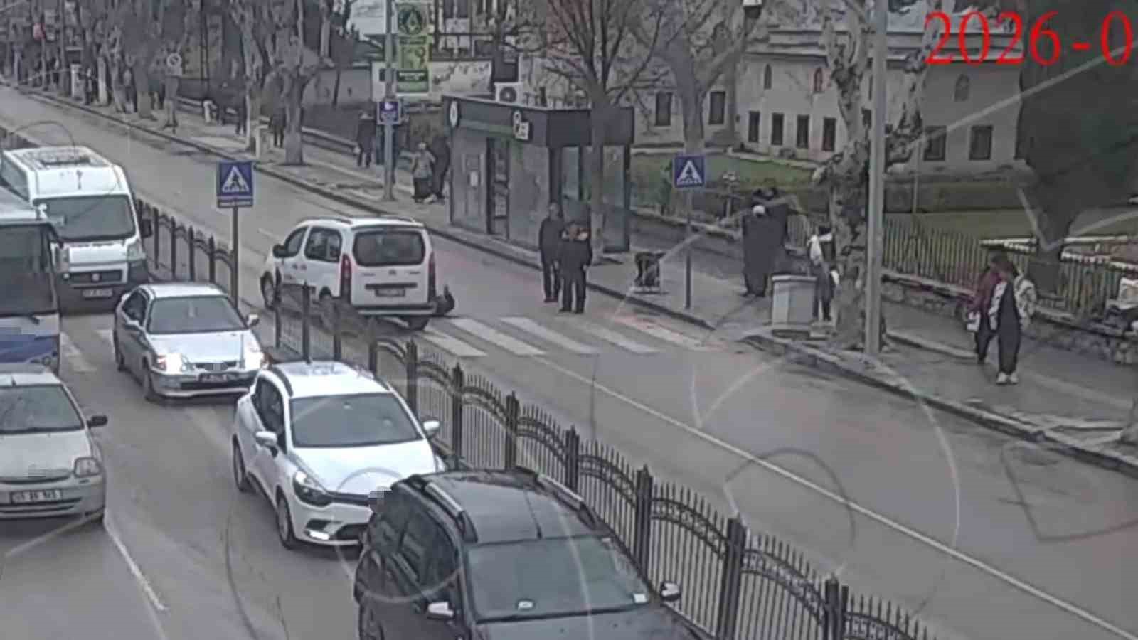 Yaya ge&ccedil;idinden ge&ccedil;erken ara&ccedil; &ccedil;arptı
