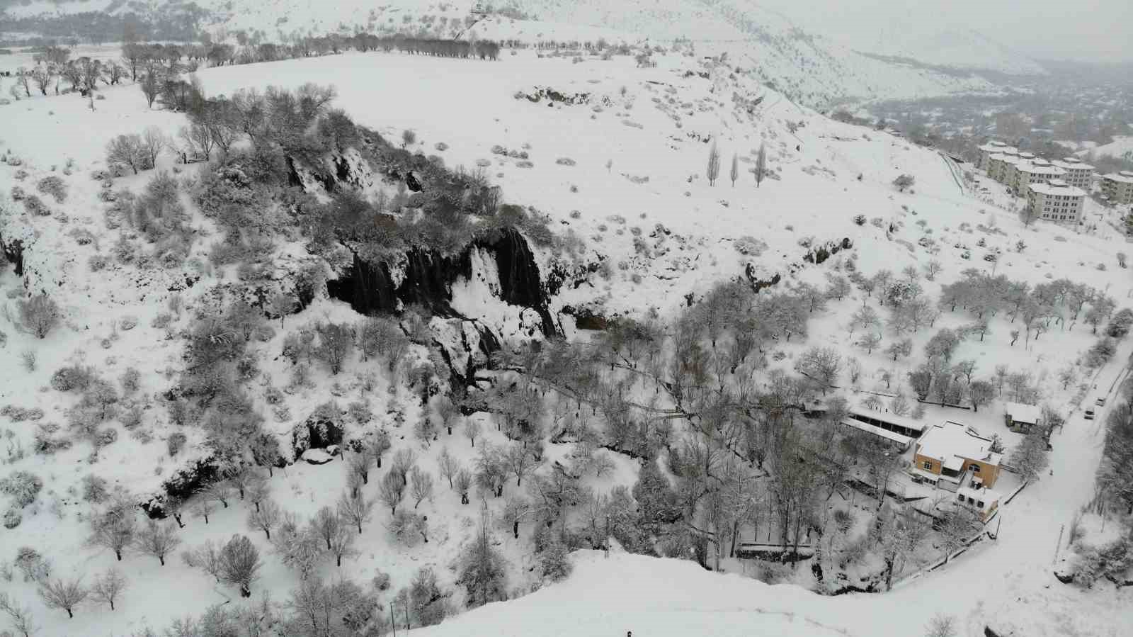 Girlevik Şelalesi&rsquo;nde kar kalınlığı 20 santimetreye ulaştı
