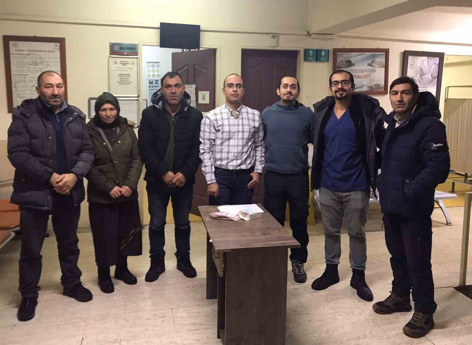 Sağlık &ccedil;alışanı bulduğu parayı hasta yakınlarına teslim etti
