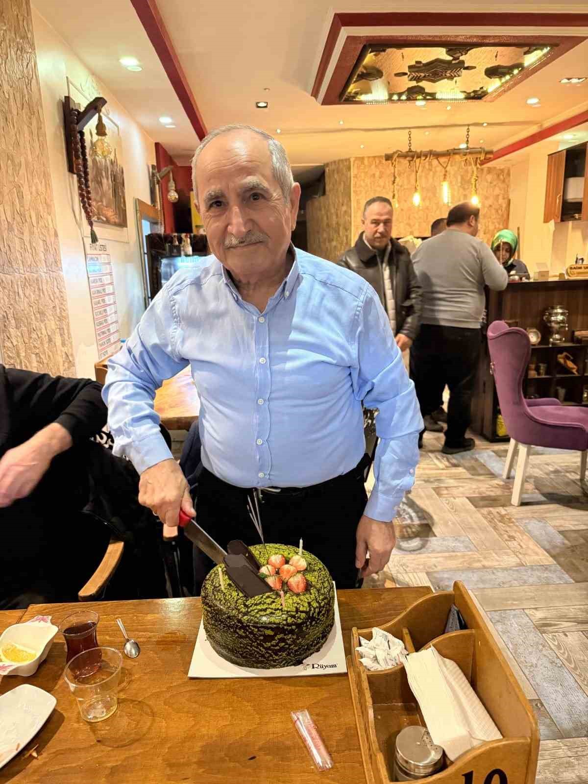 Mesai arkadaşlarından 40 yıllık sağlık emek&ccedil;isine vefa gecesi
