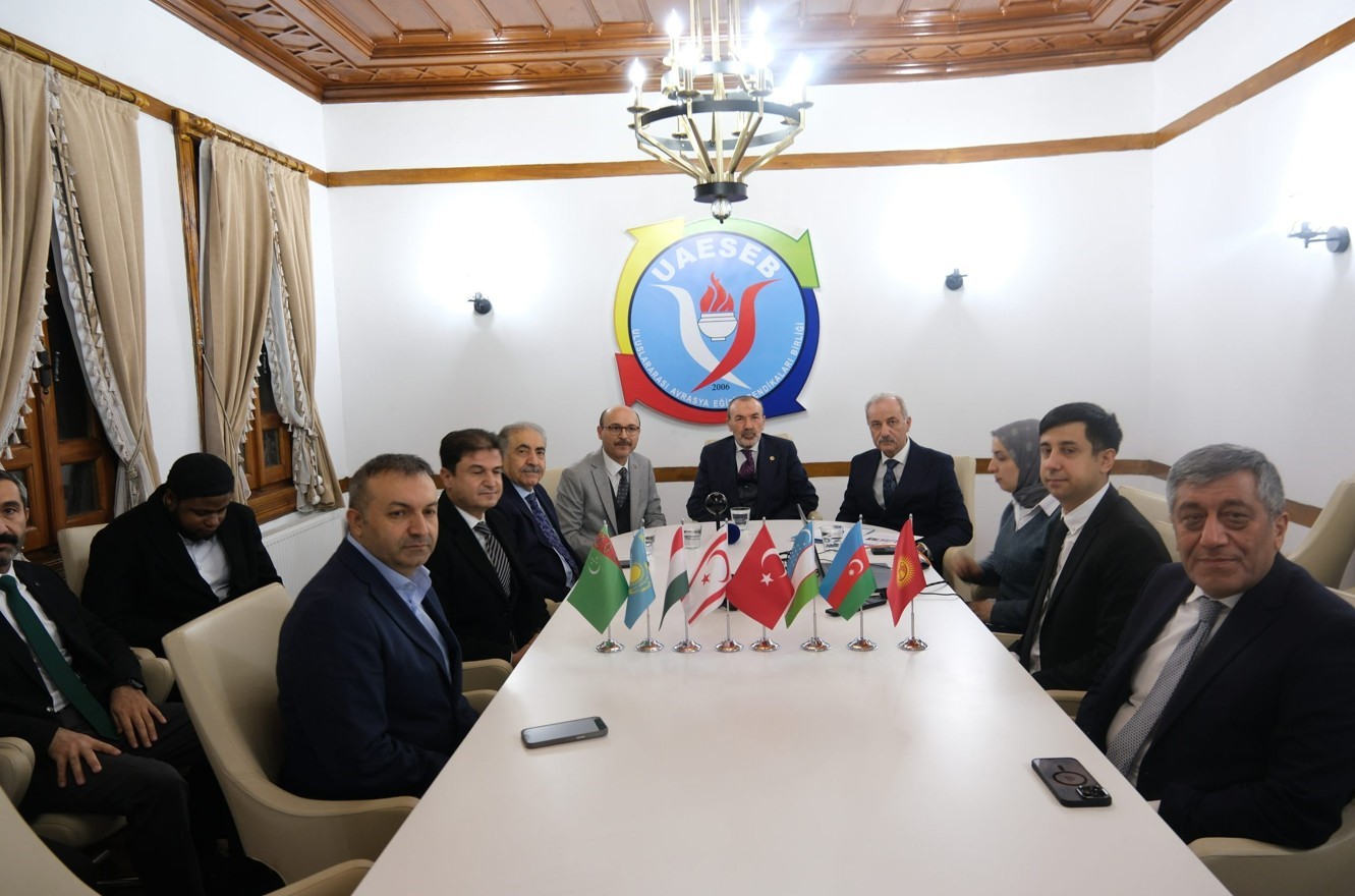 T&uuml;rk Eğitim-Sen&rsquo;den 250 T&uuml;rkmen gencine akademik T&uuml;rk&ccedil;e eğitimi
