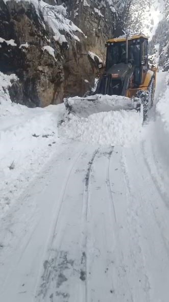 Artvin&rsquo;de kar ulaşımı vurdu: 120 k&ouml;y yolu kapalı
