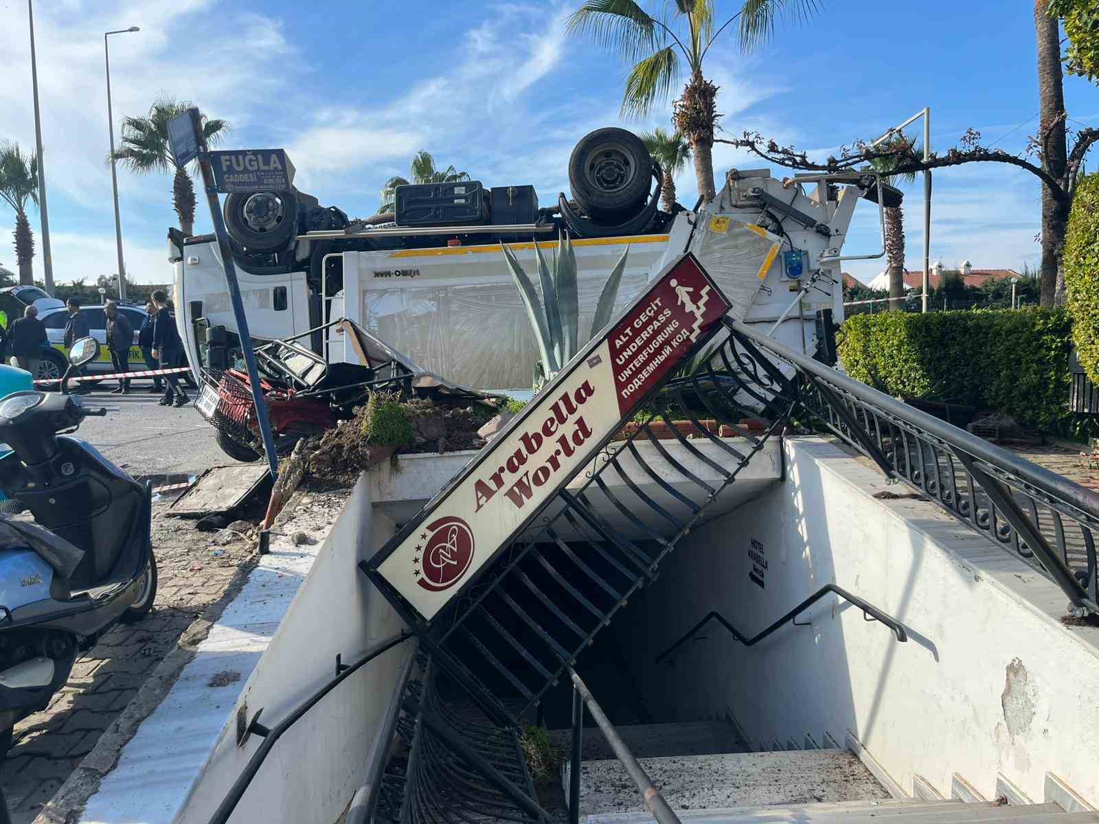 Kamyonun arkadan &ccedil;arptığı &ccedil;&ouml;p kamyonu devrildi: 1&rsquo;i ağır 3 iş&ccedil;i yaralandı
