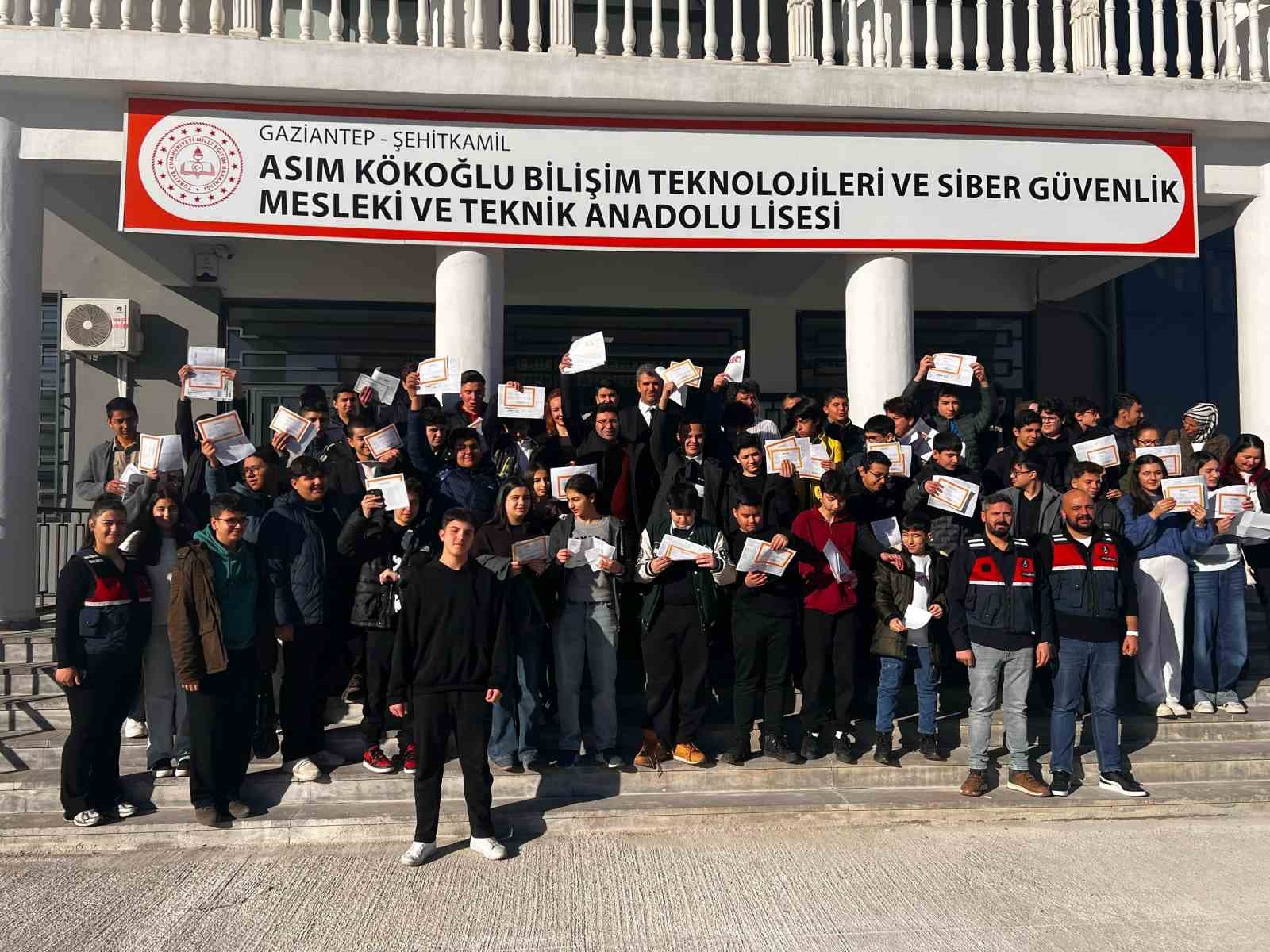 Jandarmadan &ouml;ğrencilere sosyal medya g&uuml;venlik eğitimi
