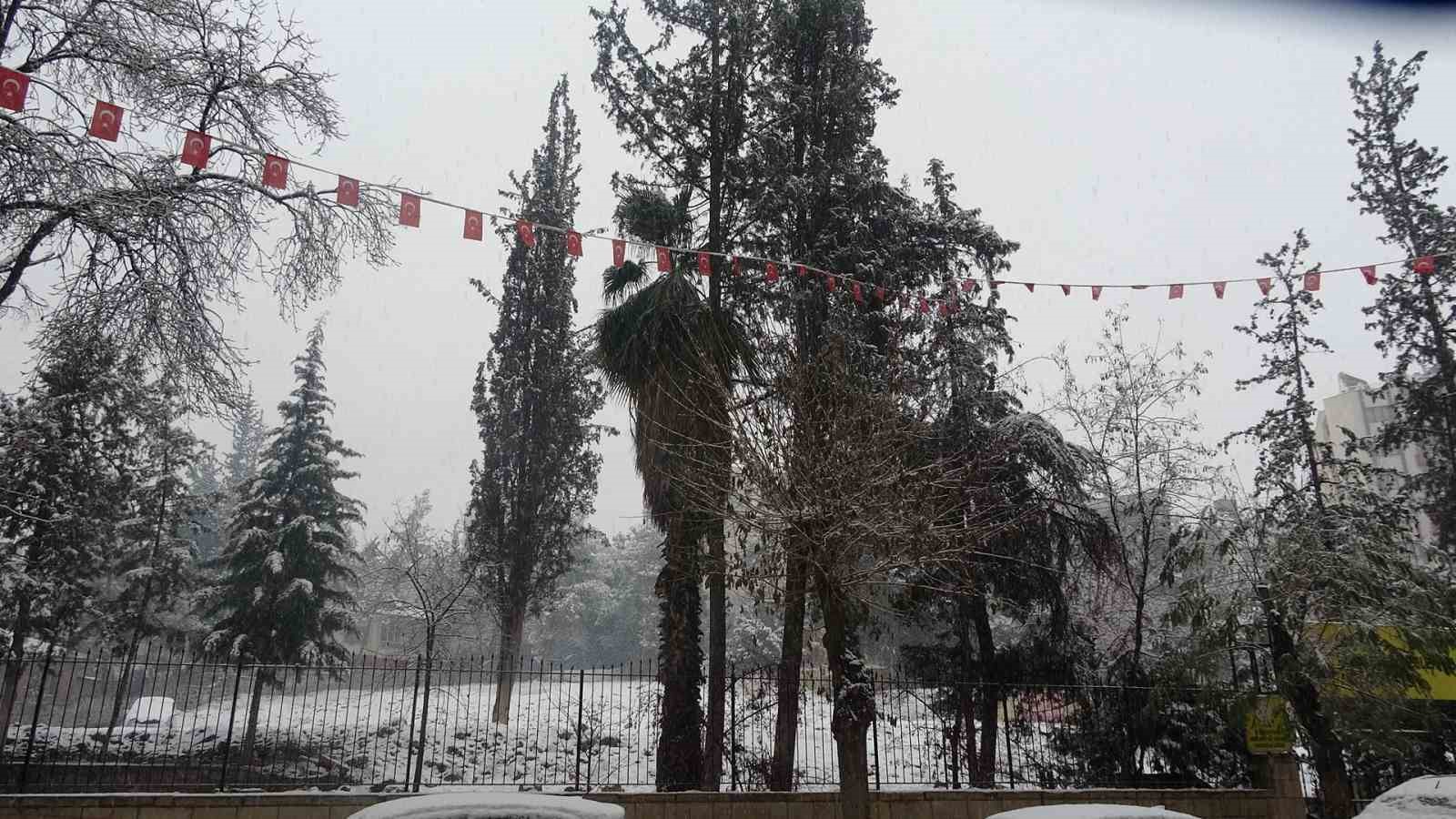 Kilis&rsquo;e kar yağışı etkili oluyor
