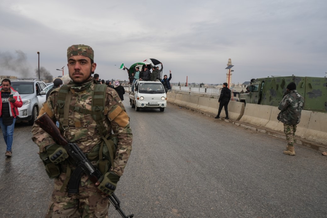 Suriye ordusu, ter&ouml;r &ouml;rg&uuml;t&uuml; SDG'nin &ccedil;ekildiği Deir Hafer'de kontrol sağladı