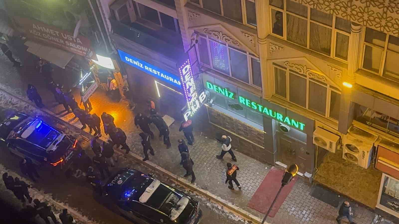 Elazığ&rsquo;da eğlence mekanında bı&ccedil;aklı ve sopalı kavga: 4 yaralı
