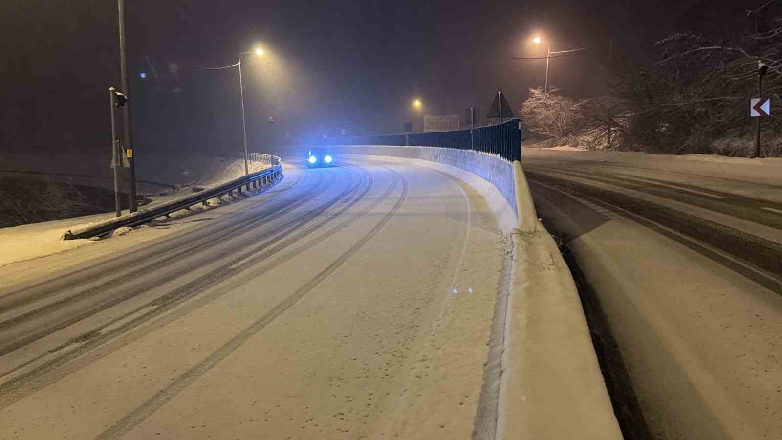 Bolu Dağı&rsquo;nda yoğun kar yağışı: Karla m&uuml;cadele s&uuml;r&uuml;yor
