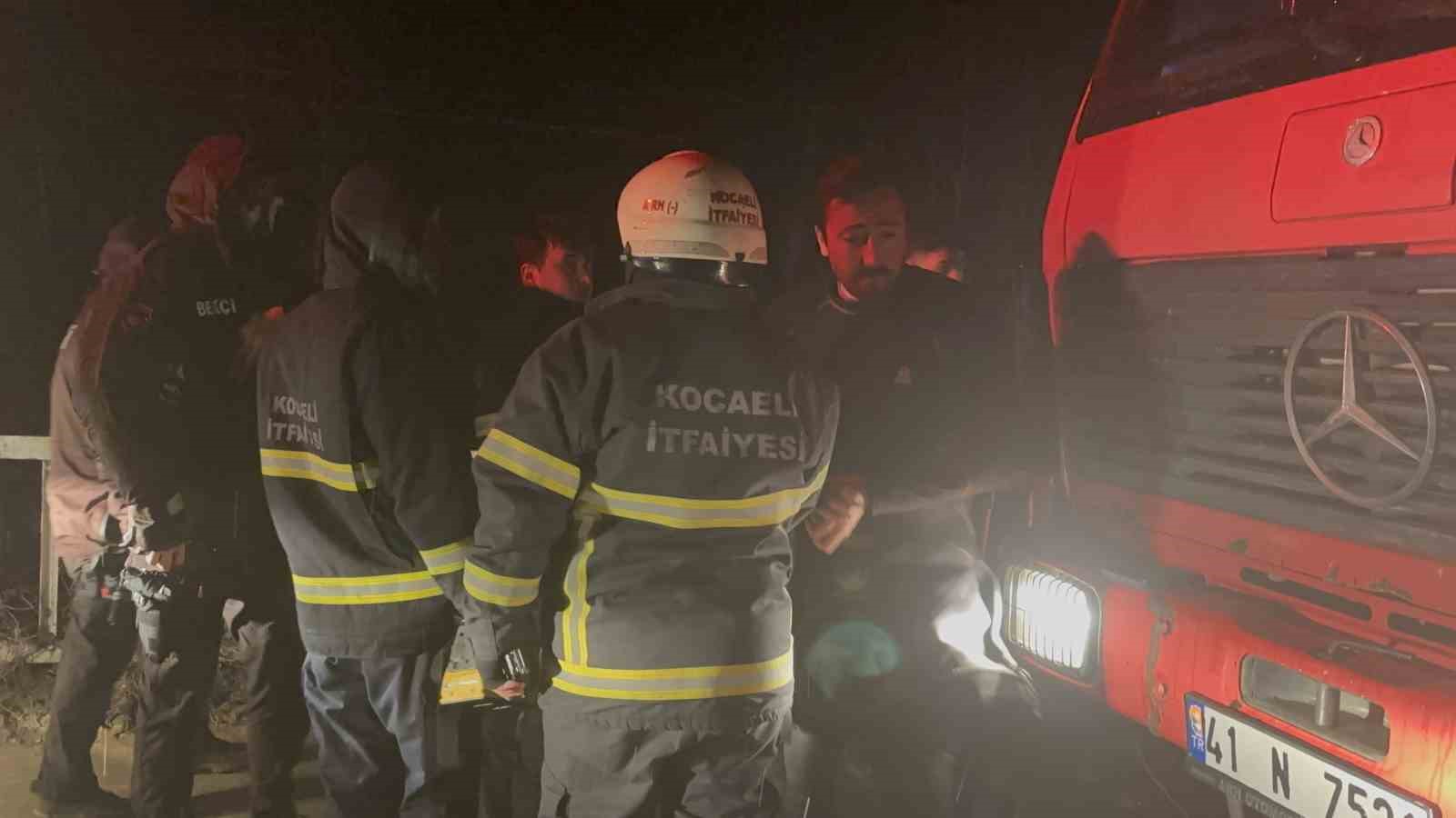 Otomobil &ccedil;aya u&ccedil;tu: Baba ve oğlu &ouml;ld&uuml;
